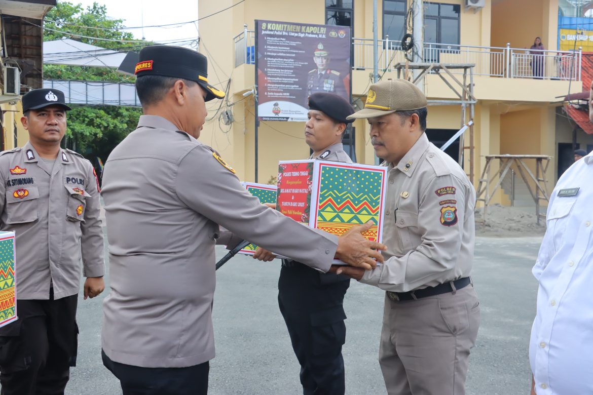 Pimpin Apel Pagi, Kapolres Tebing Tinggi Serahkan Bingkisan Nataru