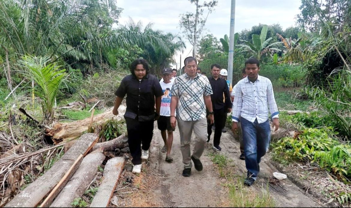 Bawa Listrik Terangi Warga Desa, Ade Jona Apresiasi Peran Media