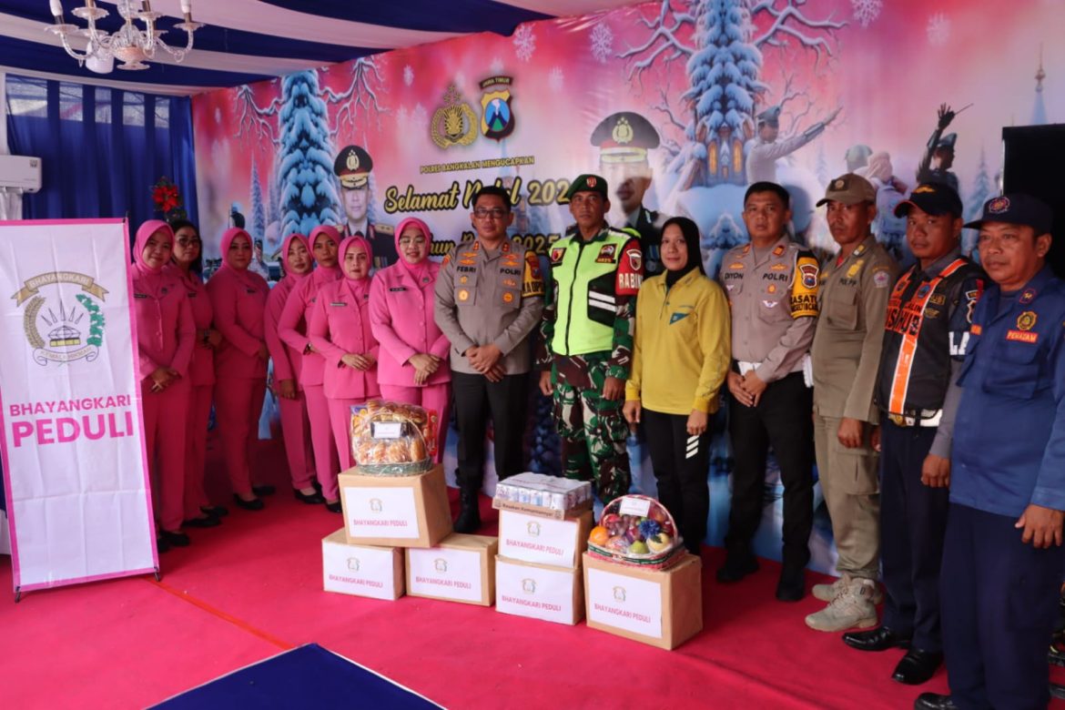 Jelang Natal Dan Tahun Baru 2025 Kapolres dan Ketua Bhayangkari Bangkalan Kunjungi Pos Pam dan Pos Yan Ops Lilin Semeru 2024      Bangkalan, Beritaimn.com Senin (23/12/2024).Kapolres Bangkalan AKBP Febri Isman Jaya, S.H., S.I.K., M.I.K., didampingi Ketua Bhayangkari Cabang Bangkalan Ny. Ayu Febri laksanakan kunjungan ke Pos Pam dan Pos Yan Ops Lilin Semeru 2024 yang didirikan oleh Polres Bangkalan     Kunjungan tersebut menurut AKBP Febri yakni dalam rangka mengecek langsung pelaksanaan kesiagaan sebagai kesiapan untuk mengawali pelaksanaan tugas yang disertai dengan rasa penuh tanggung jawab di masa jelang puncak libur Natal 2024 dan Tahun Baru 2025.    “Kami berikan motivasi kepada petugas gabungan yang terdiri dari TNI-POLRI, Dishub, Satpol PP, Dinas Kesehatan, BPBD Bangakalan dan pelajar Pramuka untuk tetap semangat, meningkatkan kinerjanya dengan rasa ikhlas dan jadikan ini sebagai ladang pahala,” ucapnya saat dikonfirmasi di Mapolres Bangkalan.    Motivasi Kapolres Bangkalan ini diperhatikan seksama oleh para personel.    “Ingat, perhatikan kewajiban yang harus dipenuhi oleh anggota kepolisian dalam hal penampilan, sikap, disiplin tepat waktu. Berikan pelayanan prima kepada masyarakat secara humanis. Kemudian jaga nama baik institusi dengan tidak melakukan pelanggaran sekecil  apapun yang dapat  berdampak  buruk pada kesatuan,” tutur Febri.    Tak lupa sekaligus berbagi bingkisan kepada anggota yang bertugas melaksanakan pengamanan yang berjaga di setiap Pos Pam dan Pos Yan.    “Ini sebagai bentuk kepedulian dan kasih sayang Polres dan Bhayangkari Bangkalan kepada anaggota yang siap siaga baik dari pagi hingga malam hari selama Ops Lilin Semeru 2024 guna menciptakan Nataru yang penuh cinta kasih dan mudik ceria penuh makna,” imbuh kapolres.    Polres Bangkalan sendiri mendirikan 5 Pospam dan 1 Posyan, yakni di Pospam Kamal, Pos Pam kota Jl. A. Yani Bangkalan, Pospam Tanjung Bumi, Pospam Tanah Merah, Pospam Blega dan  Posyan Suramadu. (Ah)