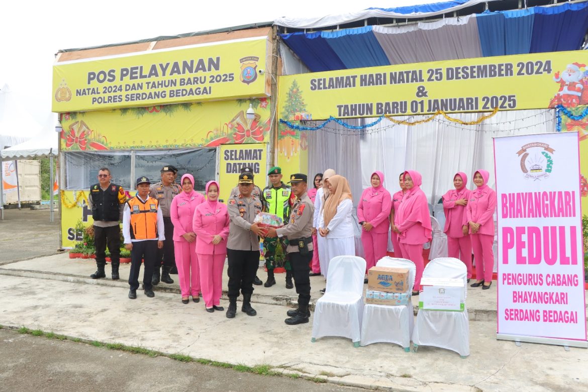 Kapolres Sergai beserta Ketua Cabang Bhayangkari Kunjungan Pos Yan dan Pos Pam Nataru