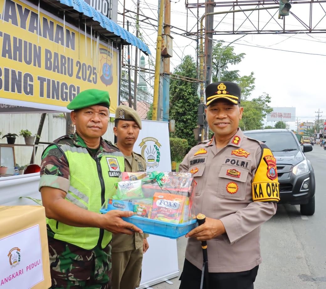 Kunjungi Pos Pam Nataru, Kapolres Tebing Tinggi Berikan Bingkisan