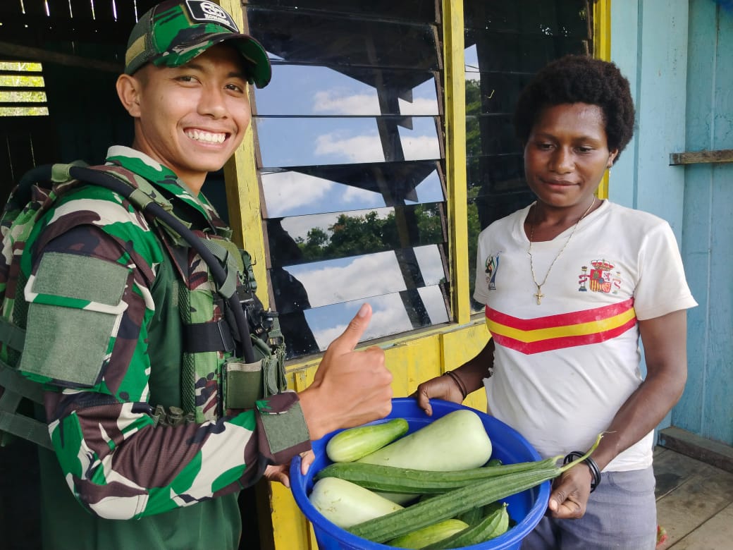 Hasil Kebun Melimpah, Satgas Yonif 641 Bagi-Bagi Sayur Gratis Kepada Warga Kampung Muaranawa