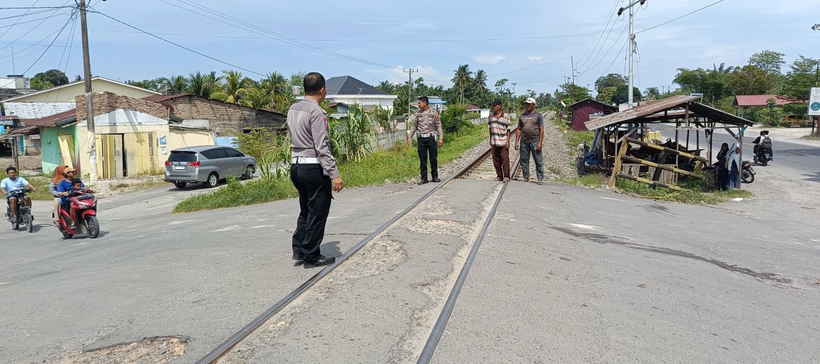 Kasat Lantas Polres Batu Bara Himbah Masyarakat Berhati-hati Melintas Rel Kereta Api