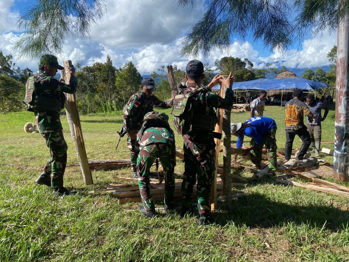 TNI Peduli, Satgas Yonif 641/Bru Hadiri Kedukaan Warga Binaan Distrik Eragayam