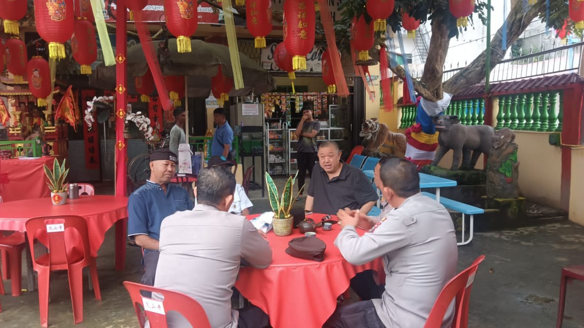 Sambut Tahun Baru Imlek 2576, Sat Binmas Polres Tebing Tinggi Sambangi Vihara Avaloikitesvara