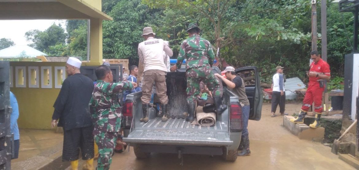 Kodim 0316/Batam Bersihkan Longsor di Tiban Koperasi