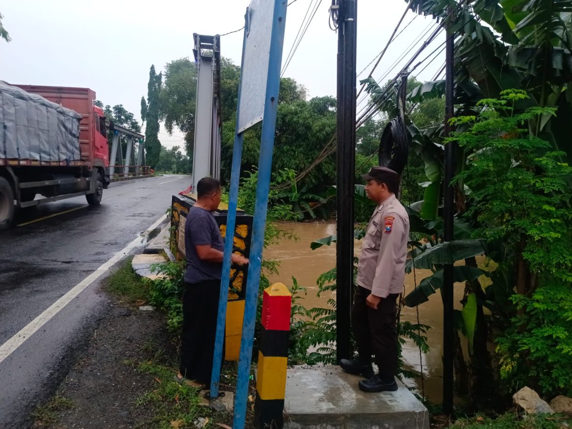 Polsek Jrengik Patroli Tanggap Bencana Dalam Rangka Antisipasi Banjir di Jalan Raya Panyepen