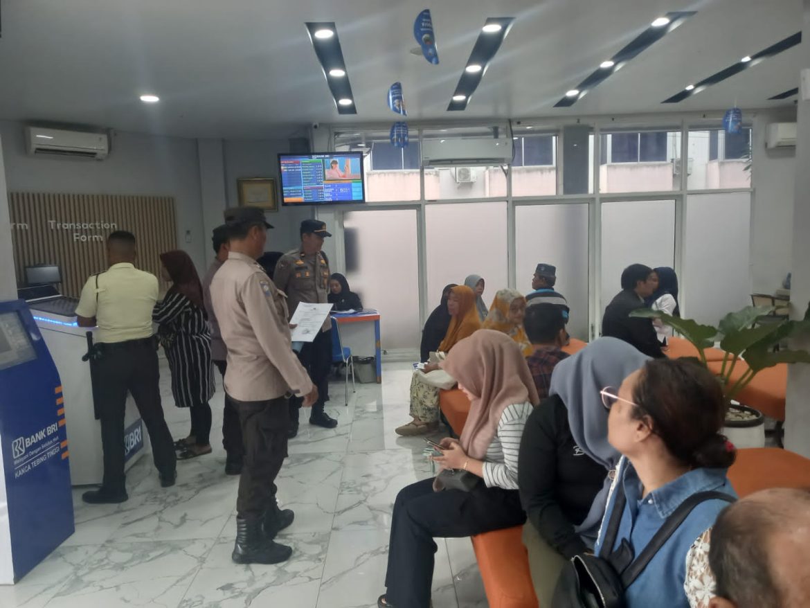 Lakukan Pengawasan, Sat Binmas Polres Tebing Tinggi Sambangi Petugas Keamanan Bank BRI