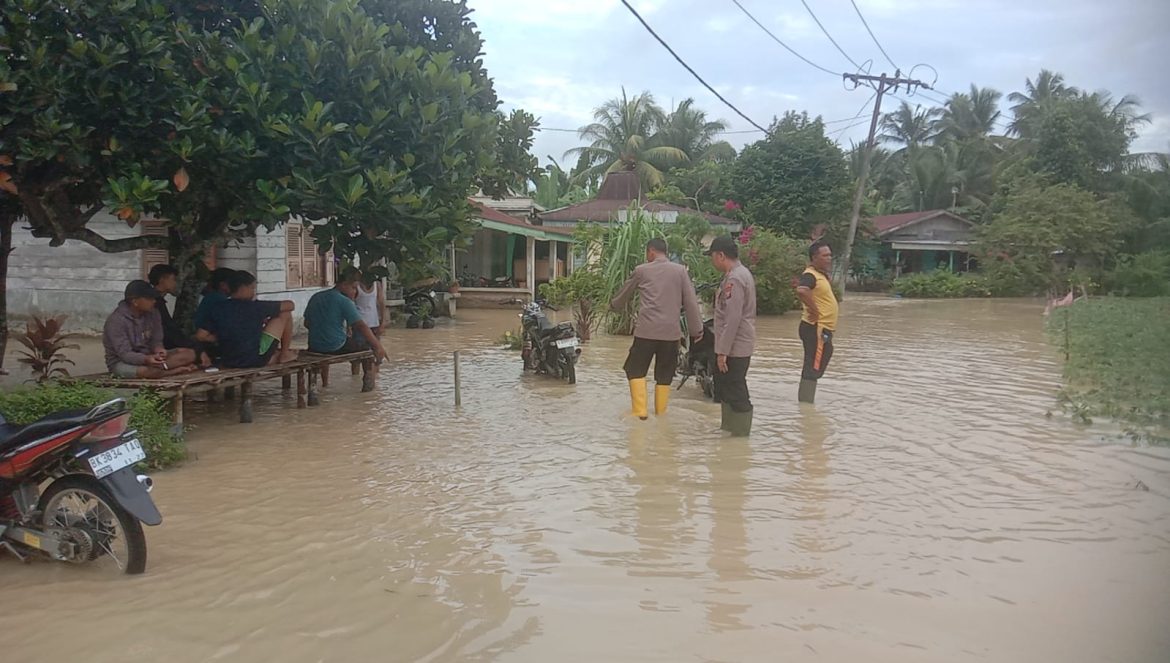 Polres Sergai Bantu Korban Banjir di Desa Bukit Cermin