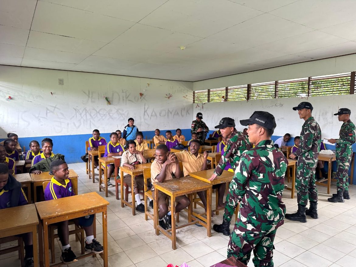 Cerdaskan Generasi Bangsa, Satgas Yonif 641/Bru Ajarkan Calistung Pada Anak-anak Papua