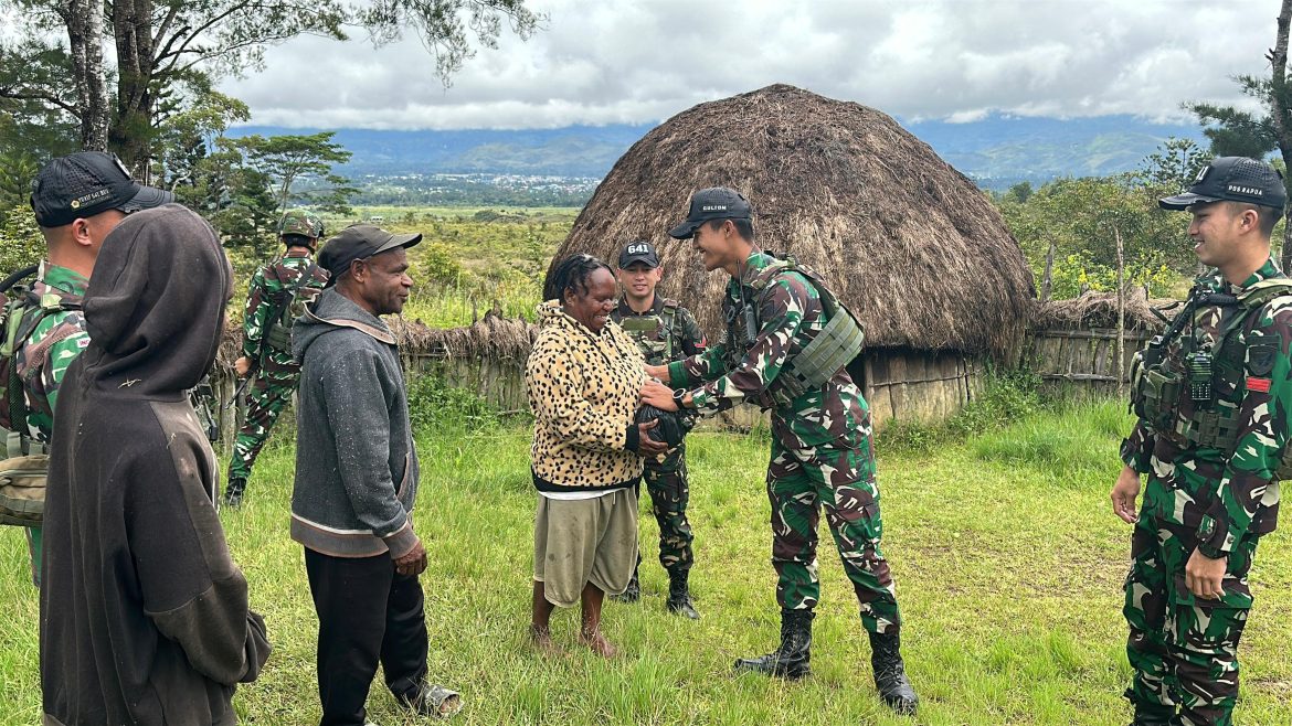 Keakraban TNI Dengan Rakyat, Satgas Yonif 641/Bru Laksanakan Komsos Di Kampung Napua