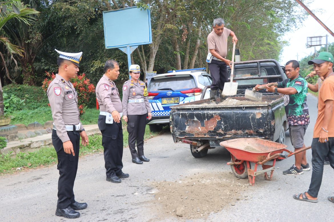 Sat Lantas Polres Batubara Tutupi Jalan Berlubang