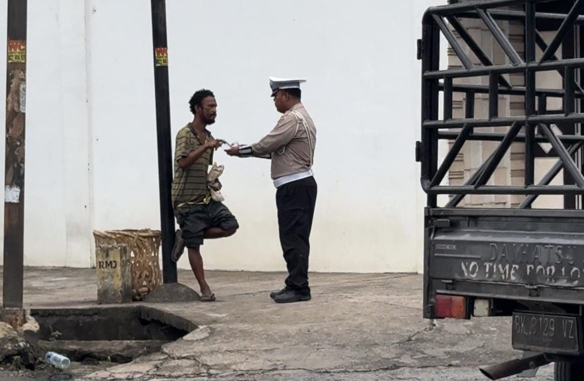 Aksi Peduli Aipda Reiyo Saragih Ber Makanan kepada ODGJ di Sela-sela Gatur Lalin