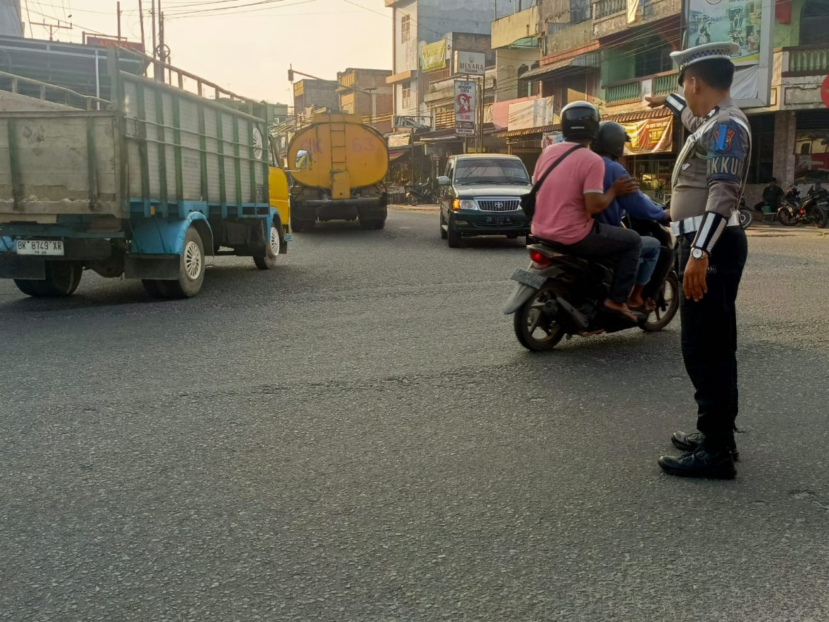 Sat Lantas Polres Batu Bara Patroli Kibas Bendera di Jalinsum