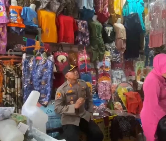 Kapolres Pakpak Bharat Di Dampingi PJU Dan Bhayangkari Berbagi Takjil Berbuka Puasa Dalam Rangka Ramadhan Suci 1446 H