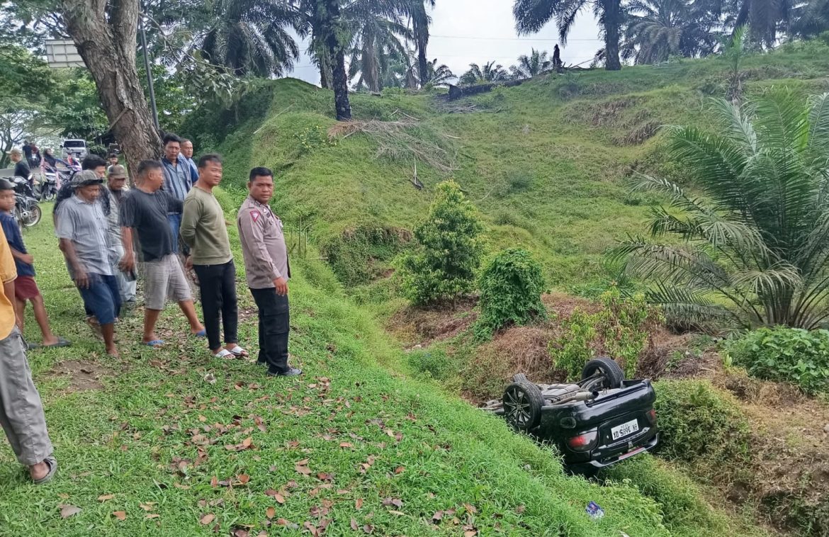 Sat Lantas Polres Batu Bara Cek Lokasi Mobil Sedan Masuk Parit Galian di Jalinsum Km.122-123