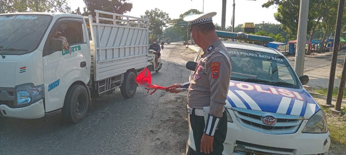 Sat Lantas Polres Batu Bara Pastikan Kelancaran Arus Lalin Lewat Patroli Kibas Bendera