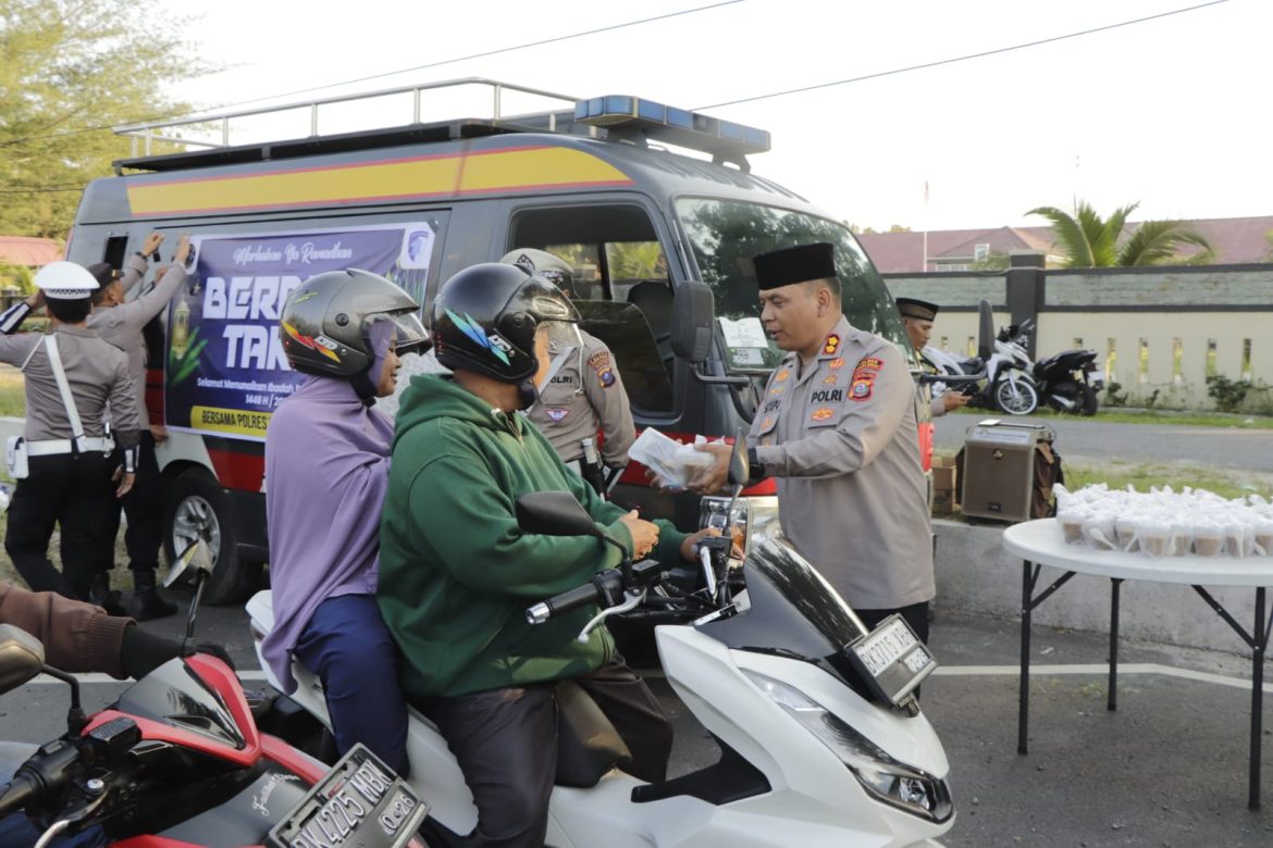 Kapolres Sergai Berbagi Takjil Ramadhan 1446 H