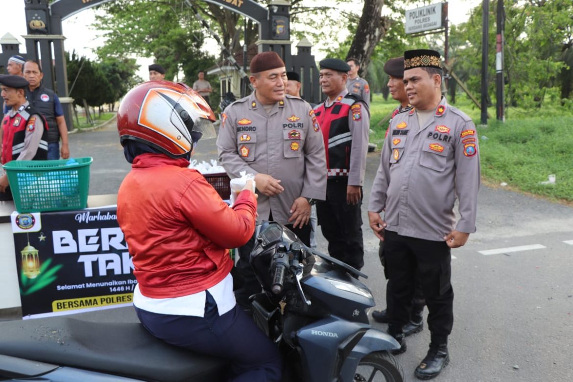 Hari Ke-4 Ramadhan, Polres Sergai Bagikan 100 Bungkus Takjil Kepada Pengguna Jalan