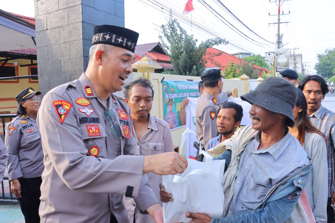 Polres Tebing Tinggi dan Bhayangkari Bagikan Takjil di Bulan Ramadhan