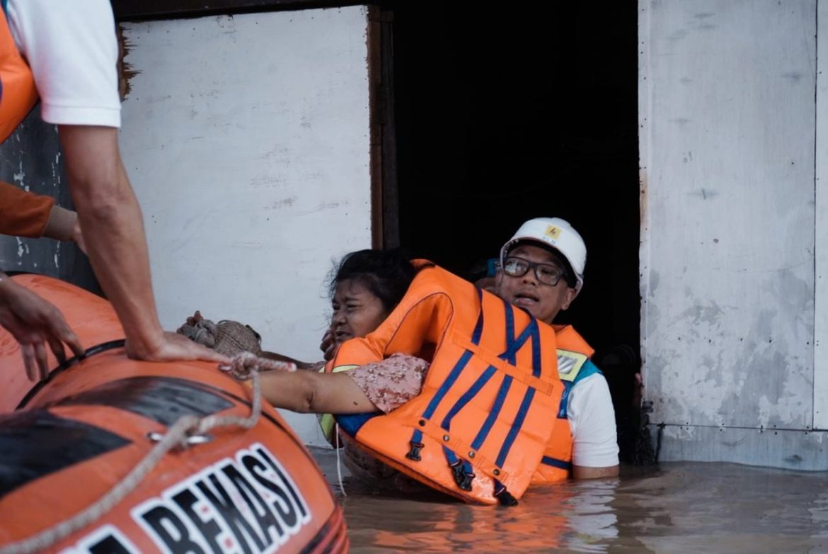 Video Aksi Heroik Darmawan Prasodjo Di Tengah Banjir Bekasi Beredar, Pencitraan Saat Dugaan Korupsi PLN Dikejar?