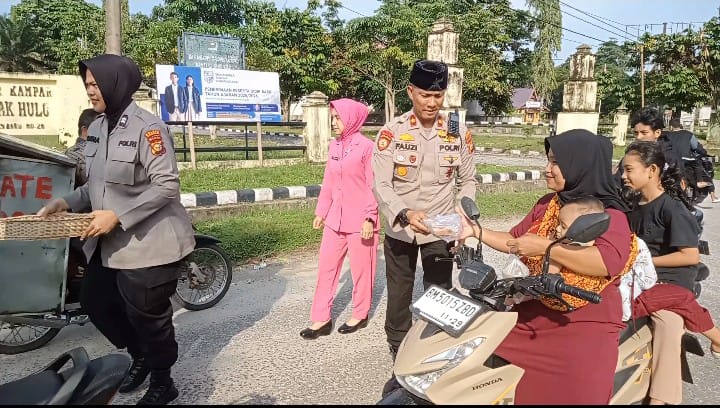 Polsek Siak Hulu dan Bhayangkari Berbagi Kebahagiaan, Bagikan Takjil Gratis di Bulan Ramadan