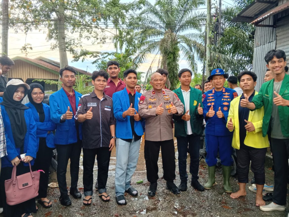 BEM Sekota Pekanbaru dan Polda Riau Bantu Korban Banjir di Kampung Nelayan