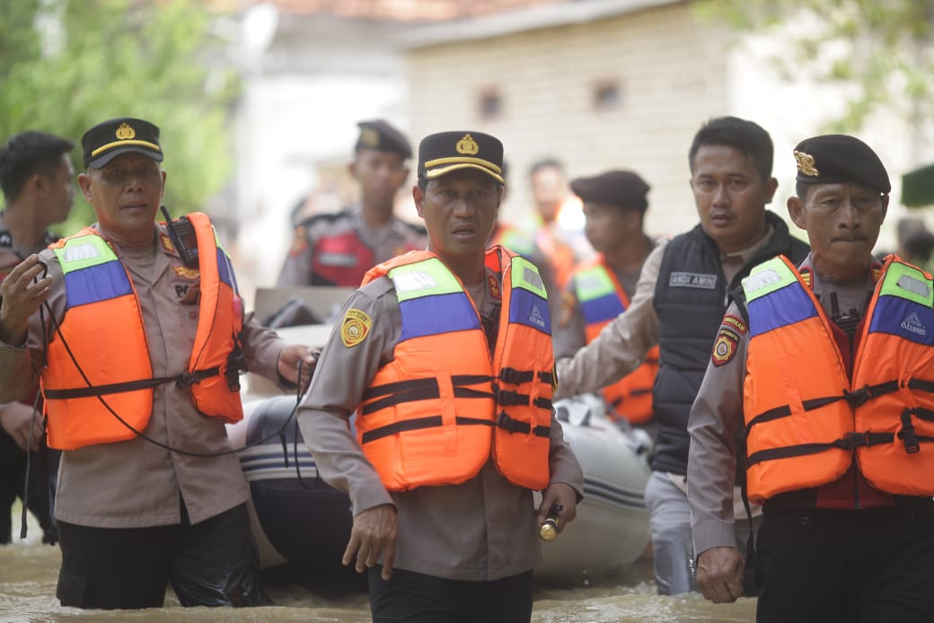 Bencana Alam Banjir Luapan Sungai Kemuning Dapat Perhatian Khusus Kapolres Sampang