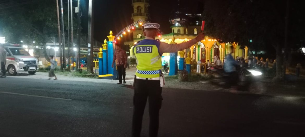 Berikan Kenyamanan, Sat Lantas Polres Batu Bara Siagakan Petugas Saat Sholat Tarawih