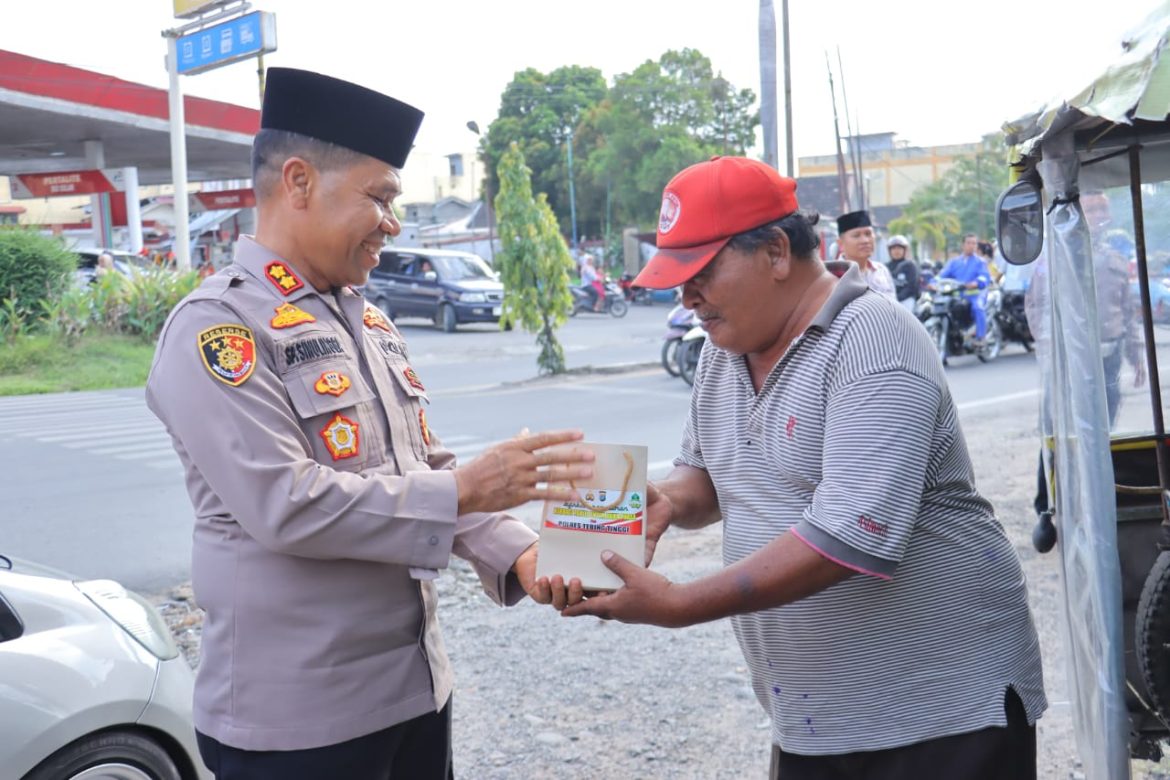 Kapolres Tebing Tinggi Bakti Sosial Bersihkan Mesjid dan Berbagi Takjil