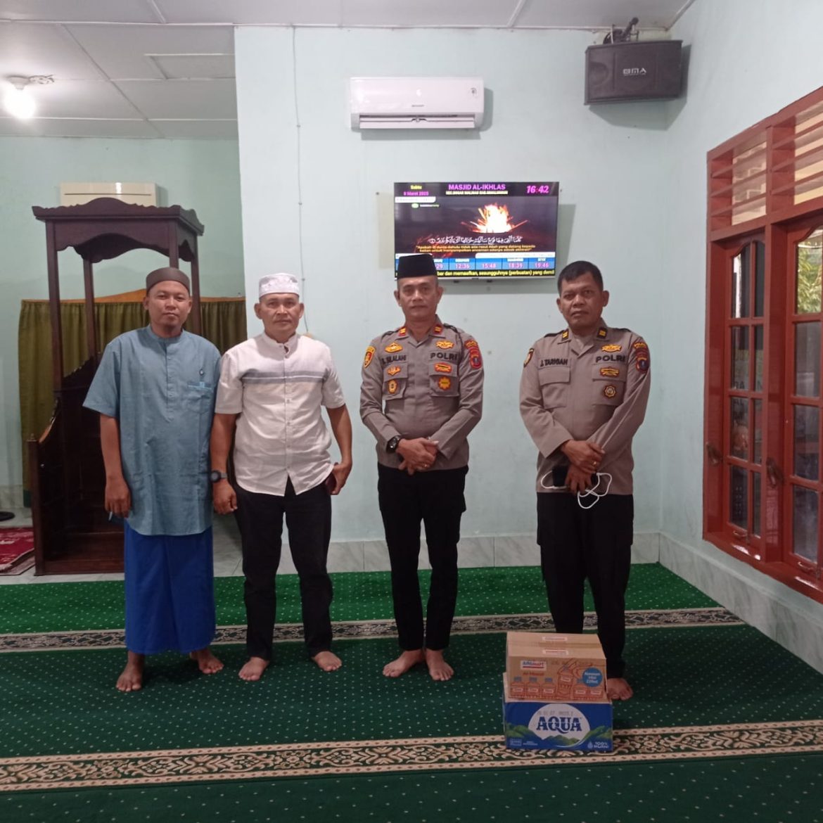 Kapolsek Bosar Maligas Jalin Silaturahmi dan Berikan Bantuan di Masjid Al-Ikhlas Sei Mangke