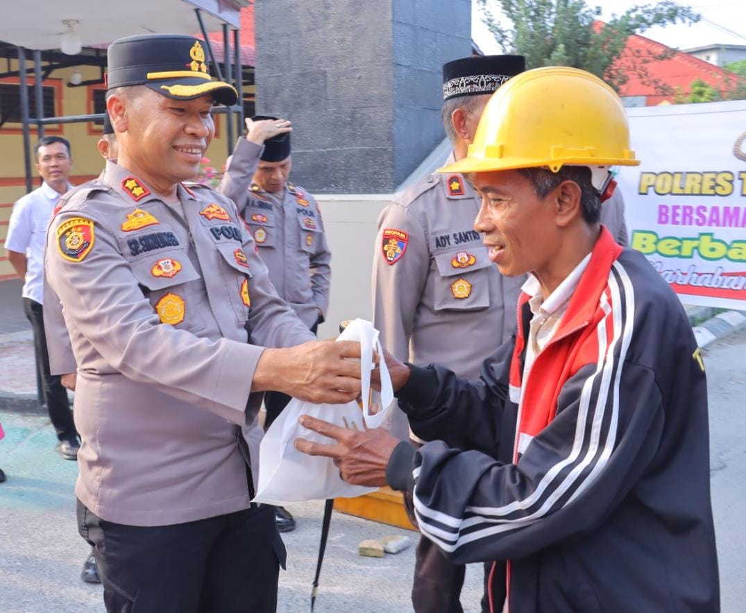 Kapolres Tebing Tinggi Gelar Bakti Sosial, Bagikan Takjil kepada Masyarakat