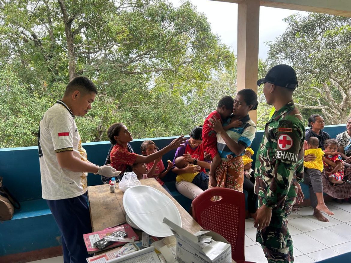 Satgas Pamtas RI-RDTL Sektor Barat Bersama Tenaga Kesehatan Gelar Posyandu di Dusun Nelu