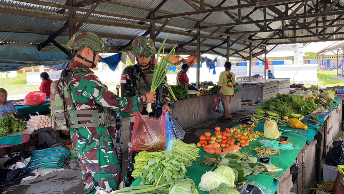 Dorong Pertumbuhan Ekonomi, Satgas Yonif 641/Bru Borong Hasil Tani Mama-Mama Papua