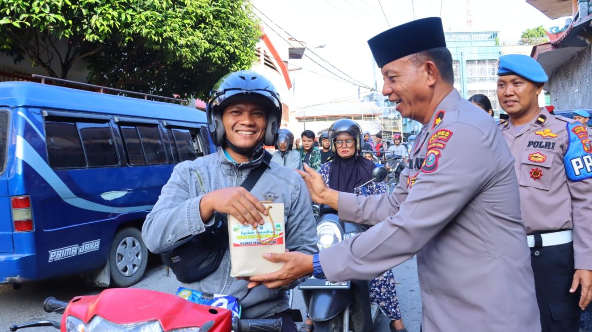 Tebar Kebaikan di Ramadhan, Polres Tebing Tinggi Bagikan Ratusan Takjil