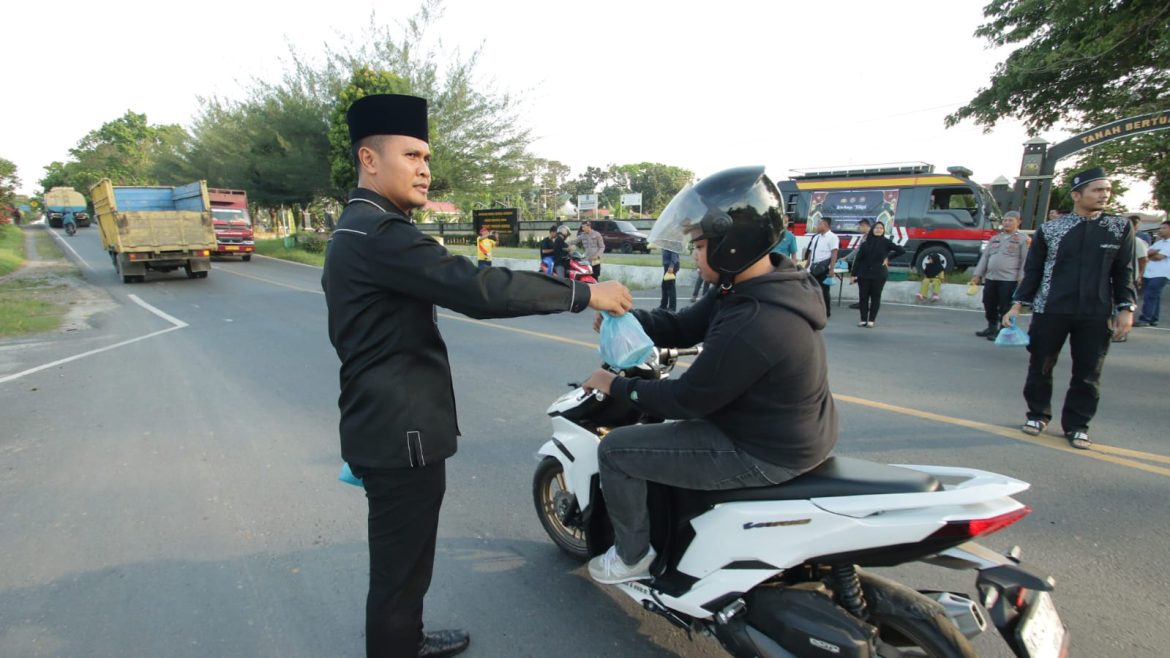 Konsisten Berbagi di Ramadhan, Sat Intel, Sie Keu dan Humas Polres Sergai Berbagi 120 Paket Takjil