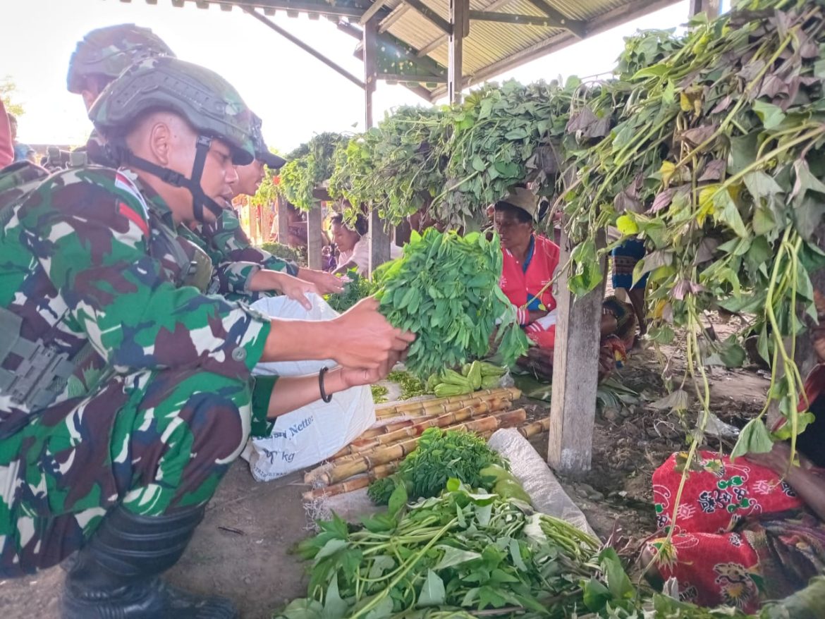 Senyum Bahagia Warga Papua, Satgas Yonif 641/Bru Borong Hasil kebun Di Pasar Distrik Apalapsili