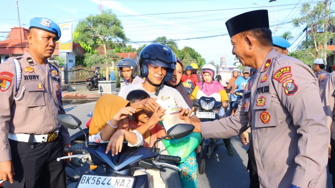 Polres Tebing Tinggi Bakti Sosial, Bagikan Takjil kepada Masyarakat Yang Melintas