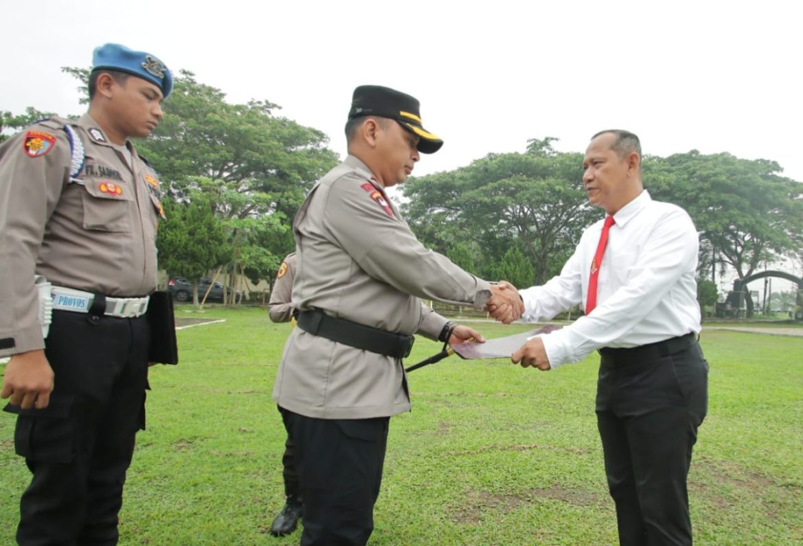 Kapolres Sergai Pimpin Upacara Pemberian Piagam Penghargaan 14 Anggota Sat Narkoba