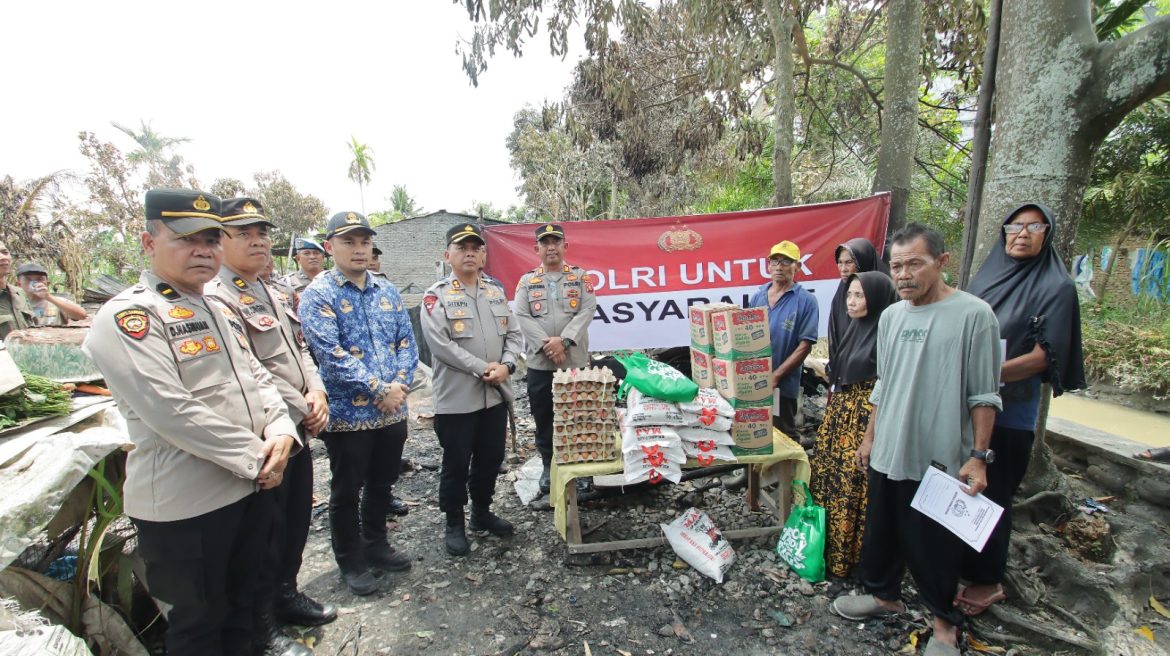 Kapolres Sergai Ulurkan Tali Asih dan Sembako Korban Kebakaran Rumah