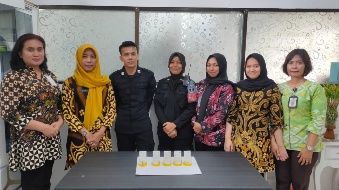 TES URINE RUTIN PEGAWAI DAN WBP DI LAPAS PEREMPUAN PEKANBARU