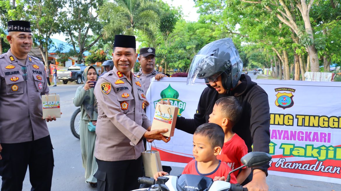 Berbagi Berkah Ramadhan, Kapolres Tebing Tinggi Turun ke Jalan Bagikan Takjil