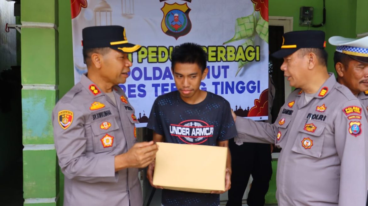 Berbagi Kebahagiaan Ramadhan, Kapolres Tebing Tinggi Salurkan Bansos