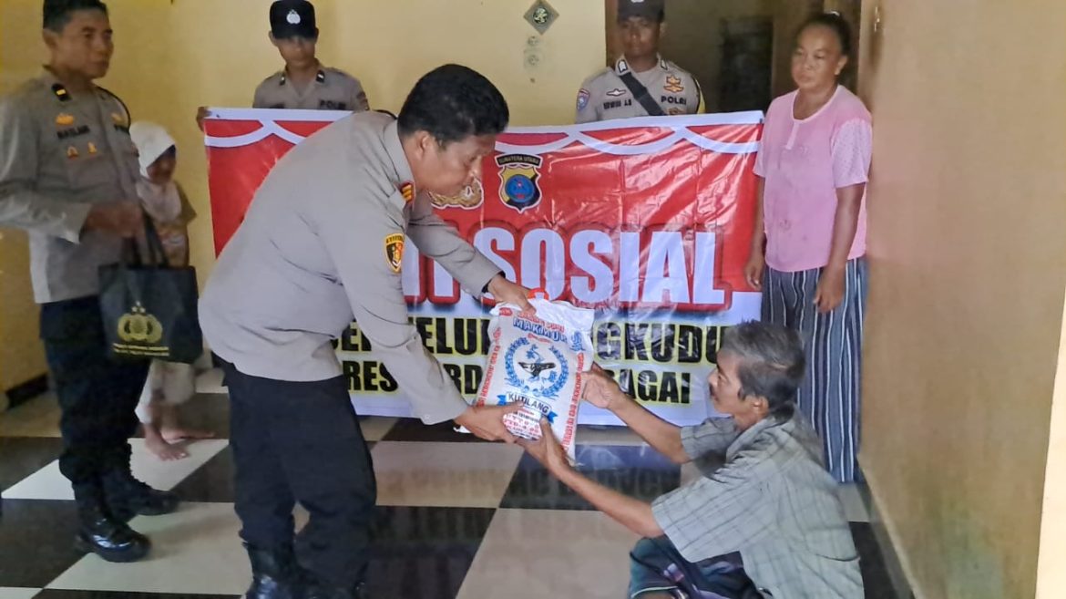 Kapolsek Teluk Mengkudu AKP Desman Manalu, S.H Salurkan Bansos Kaum Dhuafa di Ramadhan 2446 H