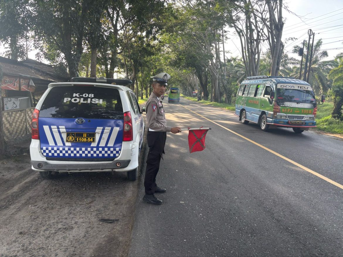 Sat Lantas Polres Batu Bara Pastikan Kelancaran Arus Lalulintas Lewat Patroli Kibas Bendera