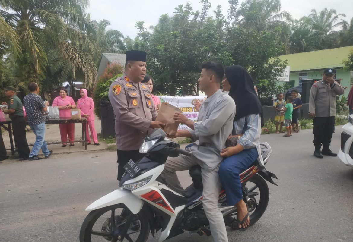 Kapolsek Sipispis AKP Jaresman Sitinjak, S.H., M.H Bagikan 200 Paket Takjil Kepada Masyarakat Yang Melintas