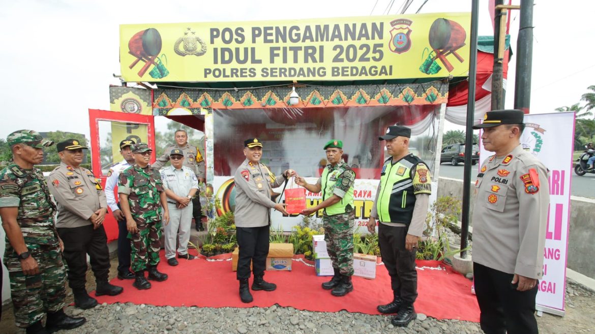 Pastikan Pelayanan Terbaik, Kapolres Sergai bersama Ibu Bhayangkari Cek Pos Pam dan Pos Yan