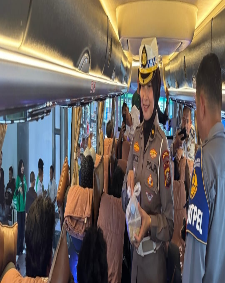 Ditlantas Polda Riau dan Tim Takjil Bagikan 200 Paket Berbuka untuk Pemudik dan Driver Bus