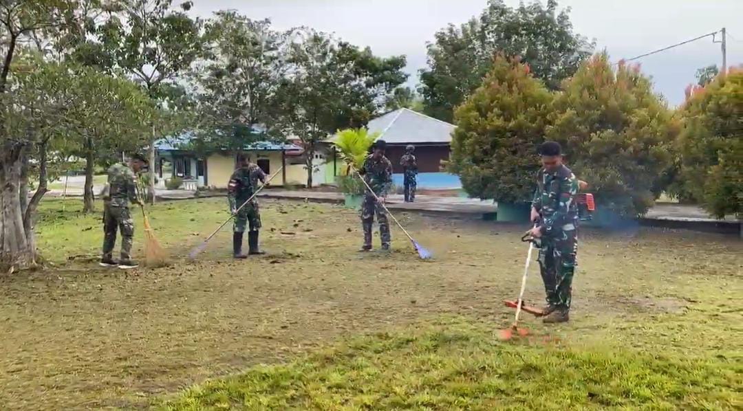 Saling Membantu, Satgas Yonif 642/Kps Bersama Masyarakat Bersihkan Kampung Jagiro