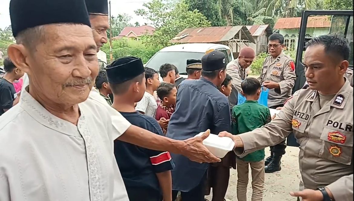 Polres Sergai Jumat Berkah dan Berbagi 100 Nasi Kotak di Masjid Jami’ Baitul Rahman
